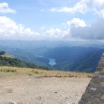 Cippo e veduta sul Lago Brugneto (foto A.M. Bruno)